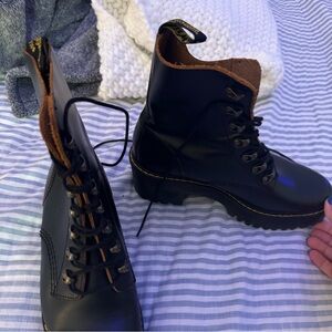 Doc marten Leona women’s vintage smooth leather feel boots. Worn once!